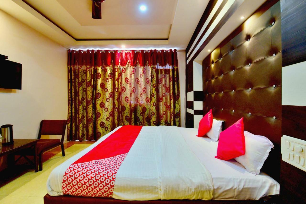 ماندي Oyo 26909 Hotel Paras المظهر الخارجي الصورة